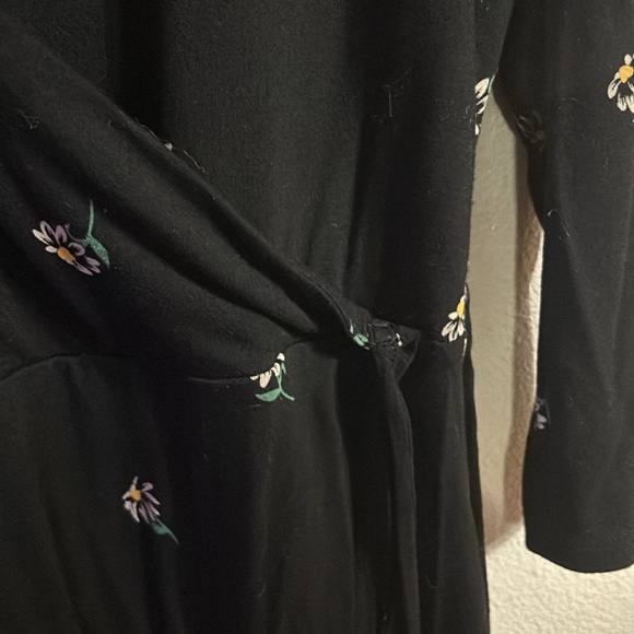 *6 for $25.00* XL Old Navy Wrap Dress - Black with Daisies - EUC - Picture 4 of 5